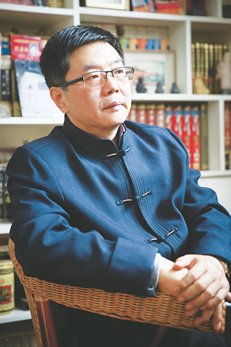 方遠，資深報人，中國作家協(xié)會會員。山東省作家協(xié)會小說創(chuàng)作委員會委員。濟南市首批簽約作家，濟南日報報業(yè)集團舜網(wǎng)文學顧問，山東省散文學會特聘專家。著有長篇小說《大河入海流》《大船隊》《墜落的天使》等五部，小說集《尋找情人》，中篇小說《神龜出沒》《門縫兒里的愛情》等二十余部，多篇作品被報刊轉(zhuǎn)載、連載，收入各種選本及年選。長篇小說《河與?！贰洞蟠牎废群笕脒x中國作協(xié)重點作品扶持項目和定點深入生活項目，長篇報告文學《光明路上追夢人》入選山東省作協(xié)重點扶持作品。曾獲第一屆、第四屆山東省泰山文藝獎，泉城文藝獎、梁斌小說獎、山東省對外傳播獎、濟南文學獎及濟南市第六、九、十一屆文藝精品工程獎等。