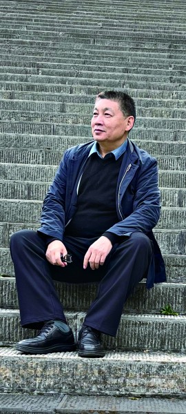 關(guān)仁山，唐山豐南人，中國作家協(xié)會主席團委員，河北省作家協(xié)會主席，中國作家書畫院副院長。上世紀80年代開始文學創(chuàng)作并發(fā)表作品，著有長篇小說《白洋淀上》《日頭》《麥河》《唐山大地震》《天高地厚》《金谷銀山》等，中短篇小說《大雪無鄉(xiāng)》《紅旱船》《九月還鄉(xiāng)》，長篇紀實文學《感天動地》《太行沃土》等，出版十卷本《關(guān)仁山文集》，達千余萬字。  作品曾獲第五屆魯迅文學獎，獲中宣部第十一屆全國“五個一工程”獎，第十四屆中國圖書獎，第九屆莊重文文學獎，及香港《亞洲周刊》華人小說比賽冠軍等。長篇小說《麥河》入選2010年中國小說學會年度排行榜，《日頭》入選中國小說學會2014年度小說排行榜。部分作品被譯成英、法、韓、日等文字，多部作品分別被改編拍攝成《天高地厚》《御姐歸來》等電視劇和話劇、舞臺劇上映。