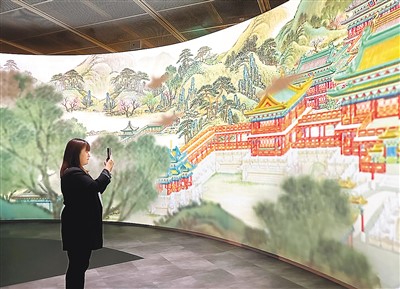 　“圓明園——清代皇家園居文化”特展以多媒體技術重現(xiàn)圓明園昔日風光。圖為觀展市民拍照留念。 　　本報記者 陳 然攝
