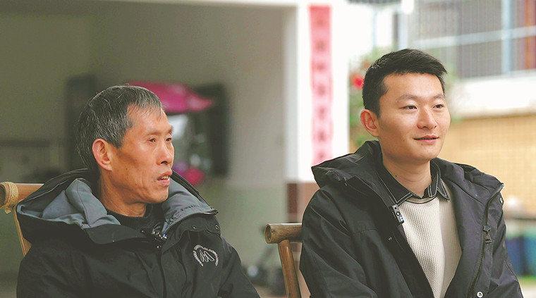 鄧春生（左）、鄧旭東接受本報(bào)記者采訪