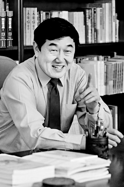 陳洪 南開大學(xué)講席教授，國(guó)家級(jí)教學(xué)名師，南開大學(xué)原常務(wù)副校長(zhǎng)；任《文學(xué)遺產(chǎn)》《天津社會(huì)科學(xué)》等學(xué)術(shù)期刊編委，《文學(xué)與文化》主編，曾獲國(guó)家級(jí)教學(xué)成果一等獎(jiǎng)；研究領(lǐng)域涉及中華傳統(tǒng)文化、中國(guó)古典文學(xué)、中國(guó)文學(xué)批評(píng)史、中國(guó)古代小說理論、明清小說、文學(xué)與宗教等諸多方面，著有《結(jié)緣：文學(xué)與宗教》《中國(guó)小說理論史》《金圣嘆傳》《六大名著導(dǎo)讀》《漫說水滸》等。