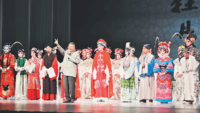 圖為演員在高雄演出謝幕時合影，白先勇對觀眾比出20周年的手勢。