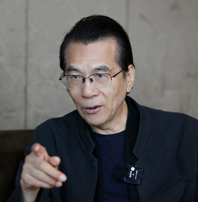 何建明，中國作家協(xié)會(huì)第七、八、九屆駐會(huì)副主席?，F(xiàn)為中國作家協(xié)會(huì)報(bào)告文學(xué)委員會(huì)主任，中央社會(huì)主義學(xué)院教授、上海大學(xué)中國創(chuàng)意寫作研究院院長。三次獲得魯迅文學(xué)獎(jiǎng)，六次獲得中宣部“五個(gè)一工程”獎(jiǎng)，多次獲得全國優(yōu)秀報(bào)告文學(xué)獎(jiǎng)、徐遲報(bào)告文學(xué)獎(jiǎng)、“中國好書”等獎(jiǎng)項(xiàng)，首位獲得俄羅斯國家圖書獎(jiǎng)的中國作家。