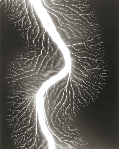 杉本博司，《放電場225》，2009，明膠銀鹽相紙，149.2×119.4cm。公式Hiroshi Sugimoto，圖片由藝術(shù)家提供