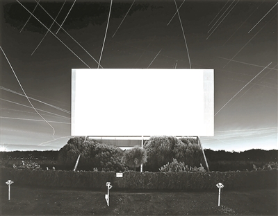 杉本博司，《尤寧城汽車影院，尤寧城》，1993，明膠銀鹽相紙，119.4×149.2cm。公式Hiroshi Sugimoto，圖片由藝術(shù)家提供