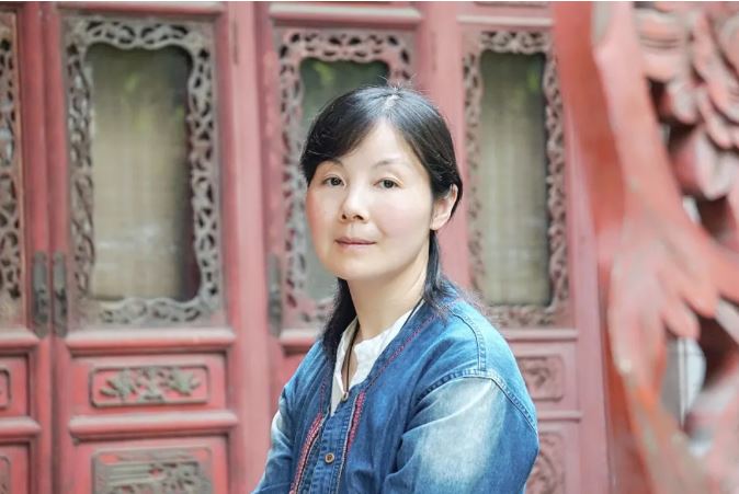 王蕓    生于湖北，現(xiàn)居南昌。一級作家，南昌市作家協(xié)會主席。出版長篇小說《對花》《江風烈》，小說集《請叫她天鵝》《薇薇安曾來過》《與孔雀說話》《羽毛》，散文集《紙上萬物浮現(xiàn)如初》《此生》《穿越歷史的楚風》《接近風的深情表達》《經歷著異常美麗》等。三百余萬字作品見于《人民文學》《當代》《新華文摘》《小說選刊》《中國作家》《青年文學》《上海文學》《江南》《芙蓉》《長城》《天涯》《美文》《散文》《長江文藝》《中篇小說選刊》《小說月報》等，收入五十多種選本。曾獲第三屆湖北文學獎、第七屆屈原文藝獎、第一屆江西省文藝創(chuàng)作獎、第二屆林語堂文學獎（小說）大獎等。獲評江西省思想宣傳文化系統(tǒng)“四個一批”人才。