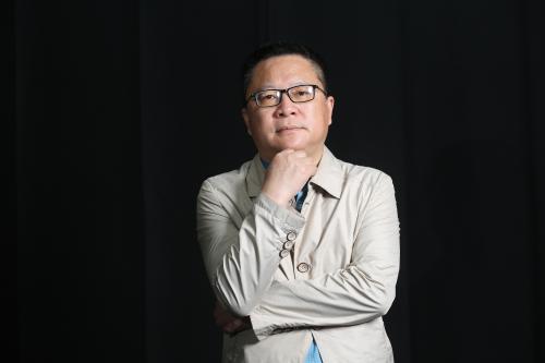 李少君，《詩(shī)刊》社主編，一級(jí)作家。主要著作有《自然集》《草根集》《海天集》《應(yīng)該對(duì)春天有所表示》等，被譽(yù)為“自然詩(shī)人”。