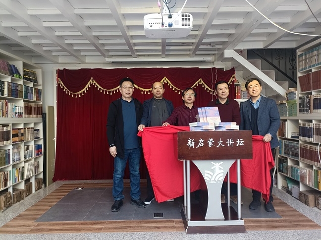 丁丁、譚五昌、陸健、黃建華、朱鋼為新書《青年詩歌年鑒2022年卷》揭幕。