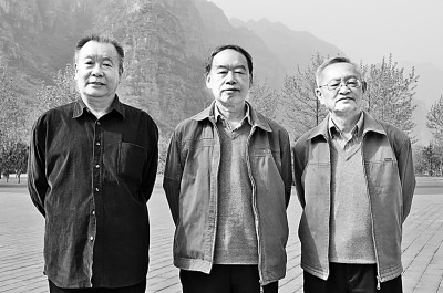 北京師范大學(xué)文藝學(xué)研究中心“三老”程正民（右）、童慶炳（中）、李壯鷹在一次學(xué)術(shù)會(huì)議上合影。