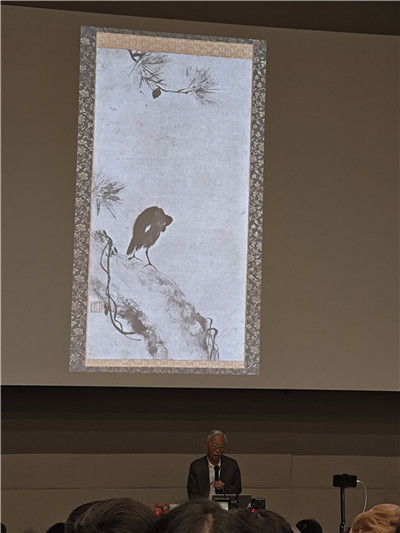 杉本博司在開(kāi)幕對(duì)談現(xiàn)場(chǎng)展示牧溪畫(huà)作
