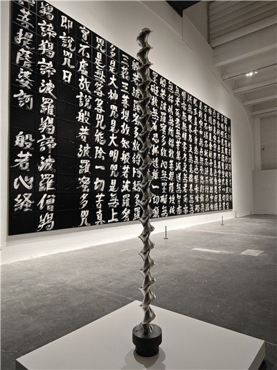 裝置《反重力結(jié)構(gòu)》。作為日本代表性的奈良時(shí)代木質(zhì)建筑之一，當(dāng)麻寺東塔在1902年經(jīng)過(guò)整體修繕，用新材料替換下部分受損的建材。這些古木材的嵌合支撐起屹立的佛塔，承受并消解了超過(guò)千年時(shí)間沉淀的分量。這種抵抗地心吸引的力量象征令杉本博司著迷，藝術(shù)家試圖通過(guò)攝影重建這座佛塔，再現(xiàn)抵御重力的構(gòu)造之美。