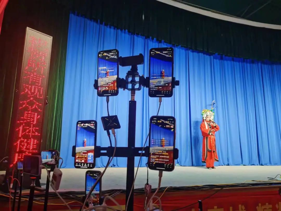 河北武安縣的觀眾用手機(jī)直播戲曲演出 中國(guó)藝術(shù)報(bào)記者 金濤 攝