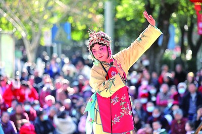 在湖南資興市人民廣場(chǎng)，演員在舞臺(tái)上表演花鼓戲。新華社發(fā)