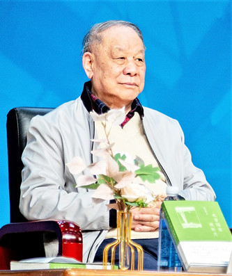 劉心武，曾任《人民文學(xué)》主編。代表作有短篇小說《班主任》、長篇小說《鐘鼓樓》（獲第二屆茅盾文學(xué)獎）、散文集《也曾隔窗窺新月》《我眼中的建筑與環(huán)境》《劉心武妙品紅樓夢》等