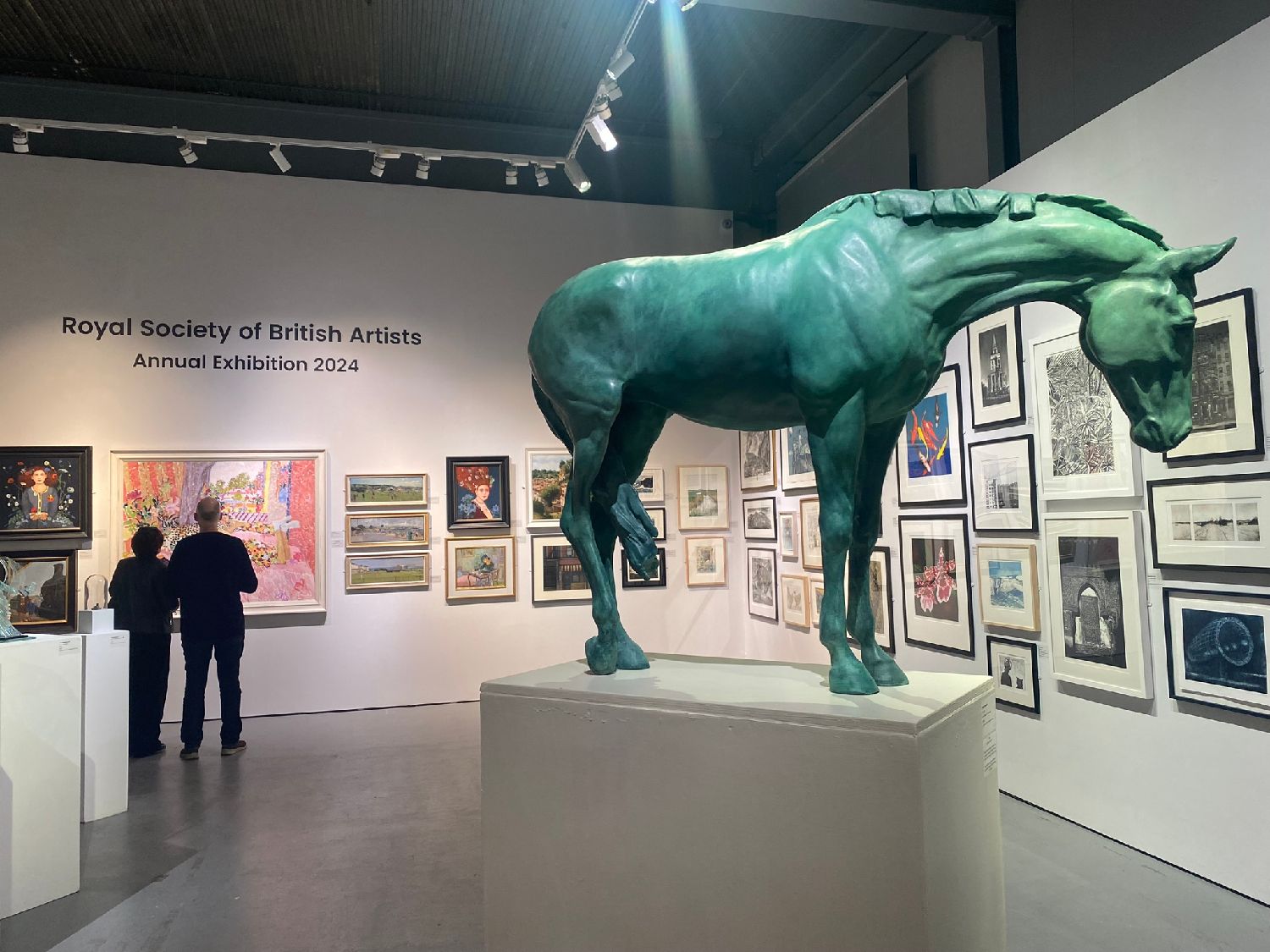 英國皇家藝術(shù)家學(xué)會(huì)2024年度展覽在倫敦摩爾畫廊舉行。