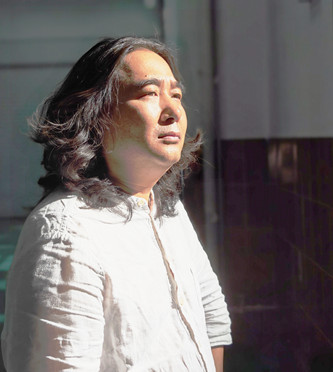 包倬，生于四川涼山，彝族。有小說和散文見《人民文學》《十月》《鐘山》《江南》《天涯》《山花》《芙蓉》《北京文學》《作家》等。著有長篇小說《青山隱》，出版小說集《沉默》《十尋》《路邊的西西弗斯》《風吹白云飄》等。曾獲云南文學獎、邊疆文學獎、滇池文學獎、《長江文藝》雙年獎?，F居昆明。