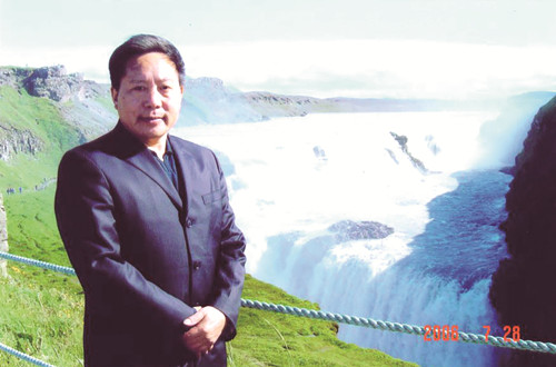 李傳鋒，湖北省鶴峰縣人，土家族作家。曾任《湖北文藝》編輯部主任、《長江文藝》小說組組長、《今古傳奇》主編、湖北省文聯(lián)黨組書記等職，曾獲全國民族團(tuán)結(jié)進(jìn)步先進(jìn)個人稱號。1986年加入中國作家協(xié)會，著有鄉(xiāng)村小說、動物小說、歷史小說、散文、文藝評論等近千萬字。短篇小說《退役軍犬》獲第二屆（1981—1984年）全國少數(shù)民族文學(xué)創(chuàng)作獎，長篇小說《白虎寨》獲第十一屆（2012—2015）全國少數(shù)民族文學(xué)創(chuàng)作駿馬獎，另有作品獲湖北省“屈原文藝獎”、重慶市“五個一工程”獎等。本期刊發(fā)青年評論家華珉朗、黃煜榕對李傳鋒的采訪。