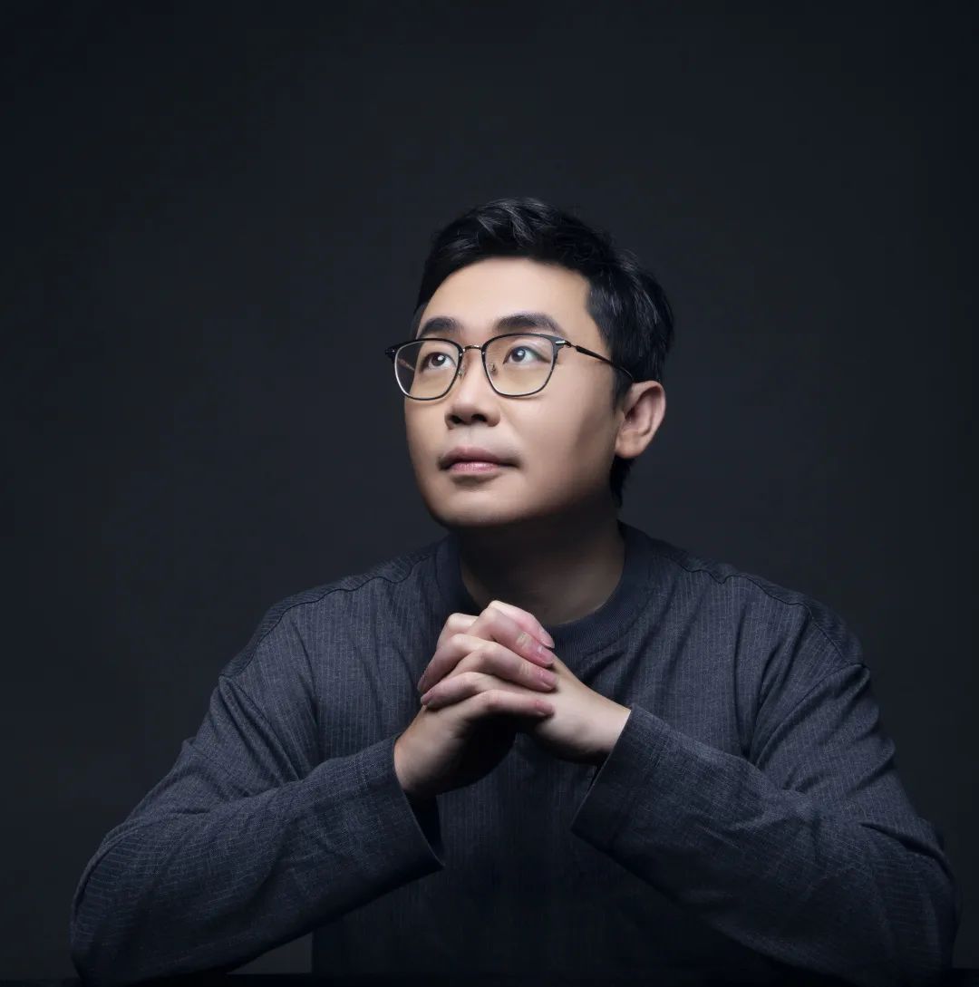 蔡崇達，青年作家，福建泉州人，曾任《中國新聞周刊》執(zhí)行主編。出版有非虛構(gòu)作品集《皮囊》、長篇小說《命運》等。作品被翻譯成英語、俄羅斯語、葡萄牙語、韓語等語種，在十幾個國家、地區(qū)發(fā)行，至今發(fā)行近600萬冊。