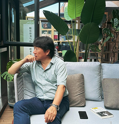  任白，吉林省吉林市人，詩人、作家。吉林省作家協(xié)會副主席、中國詩歌學(xué)會理事。出版詩集《耳語》《任白詩選》《情詩與備忘錄》《靈魂的債務(wù)》和中短篇小說集《失語》?，F(xiàn)居吉林省長春市。