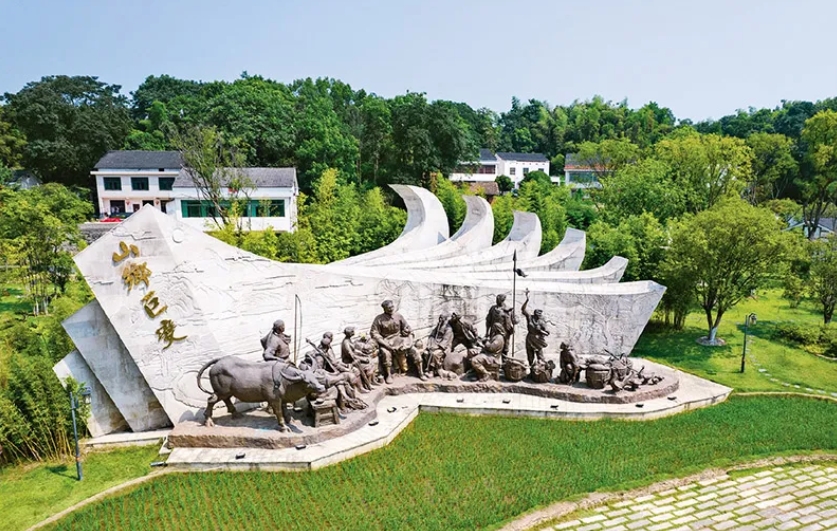 1955年秋，47歲的周立波整理行裝，從北京一路南下，舉家搬回老家湖南益陽清溪村。67年后，在這里，中國作家協(xié)會啟動了“新時代山鄉(xiāng)巨變創(chuàng)作計劃”和“新時代文學(xué)攀登計劃”兩項重大文學(xué)行動。圖為2022年8月1日拍攝的湖南省益陽市清溪村清溪廣場。 新華社記者 陳思汗/攝