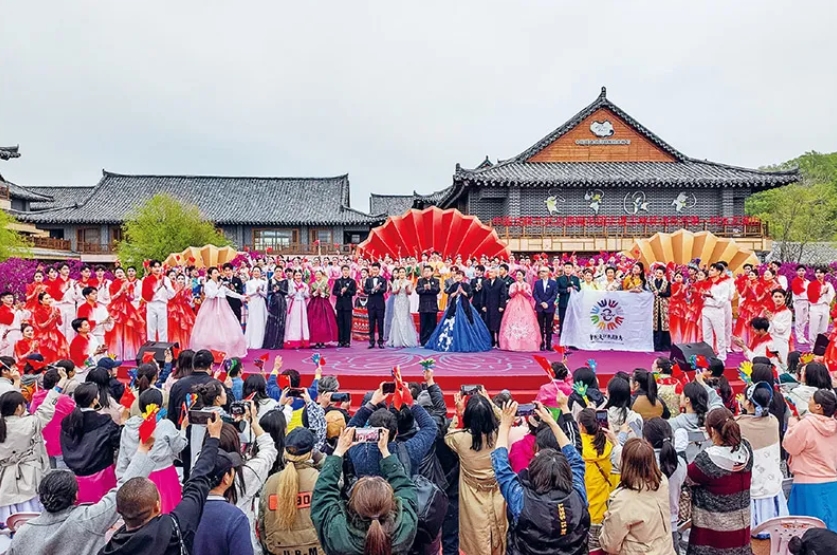 十年來，文藝工作者服務(wù)基層成為常態(tài)。2024年5月10日，由中國文聯(lián)、吉林省委宣傳部、中國文藝志愿者協(xié)會主辦的“東方唱響——中國文聯(lián)文藝志愿服務(wù)團走進吉林延邊東方第一村文藝演出”，在有“東方第一村”美譽的延邊州琿春市敬信鎮(zhèn)防川村舉行。圖為演出現(xiàn)場。 中國文聯(lián)供圖