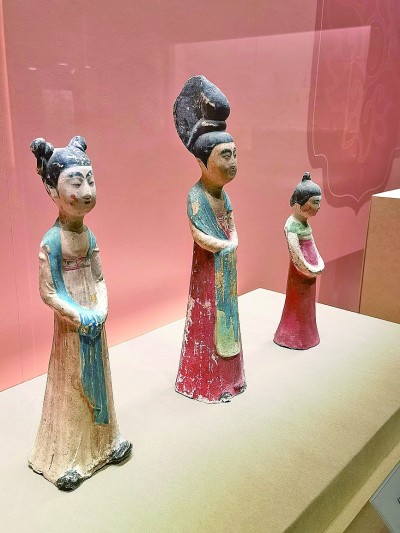 展出的發(fā)型各異的彩繪女陶俑。本報(bào)記者 李韻攝/光明圖片