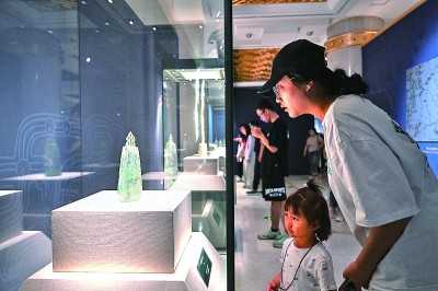 5月18日，參觀者在內(nèi)蒙古呼和浩特市的呼和浩特博物館“問蜀——東周時期的蜀文化展”上觀看展品。 新華社記者 貝赫攝