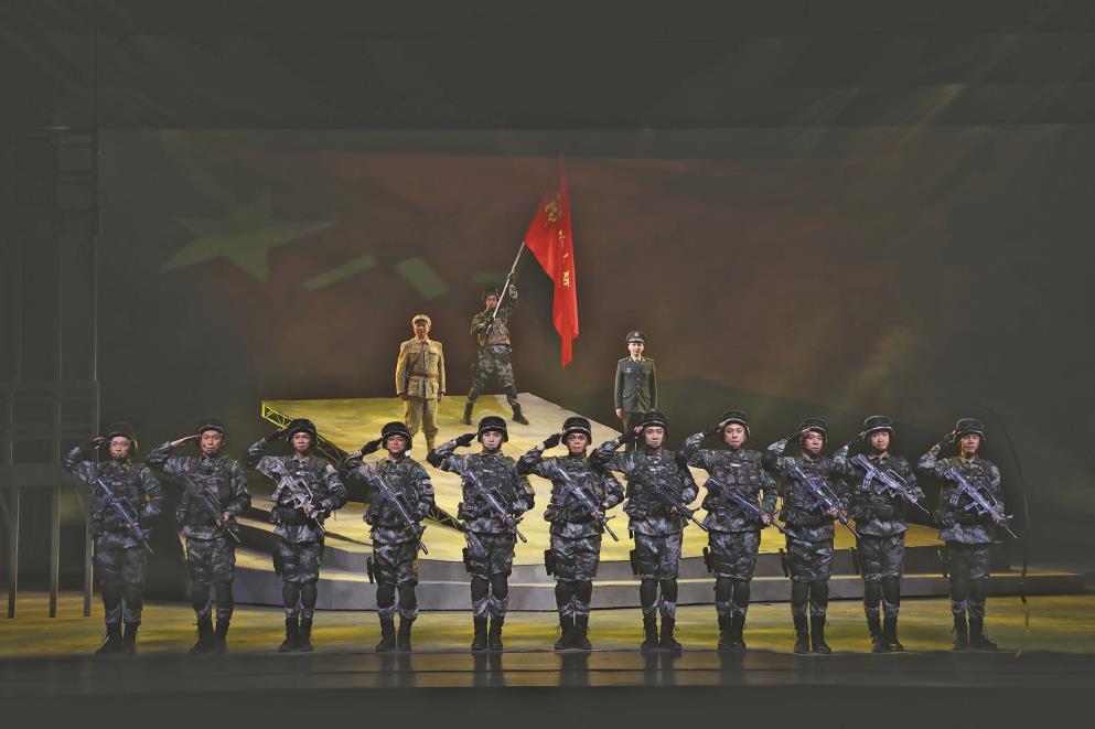 上海越劇院原創(chuàng)現(xiàn)代大戲《好八連》以《霓虹燈下的哨兵》為創(chuàng)作靈感，讓兩代八連戰(zhàn)士“隔空對話”。（上海越劇院供圖）