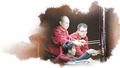 　圖為在中國非遺館內(nèi)，非遺傳承人現(xiàn)場表演北京皮影戲。 　　中國非遺館供圖