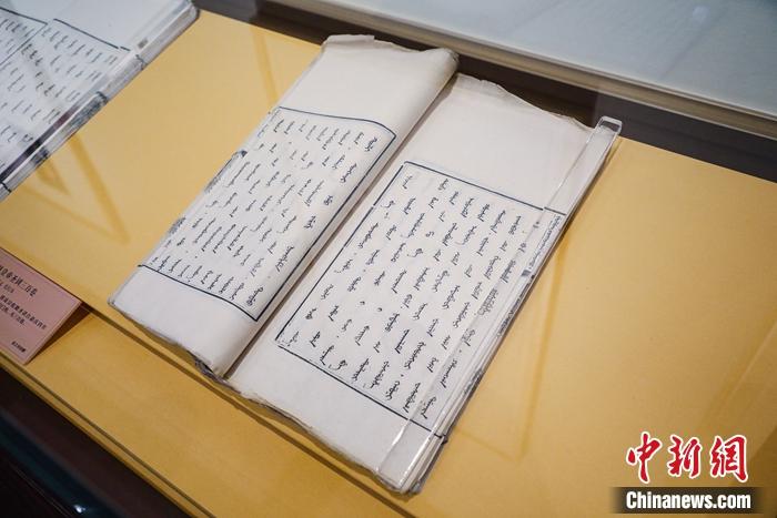《大清高宗純皇帝圣訓(xùn)》(滿文版)。徐峻杰 攝