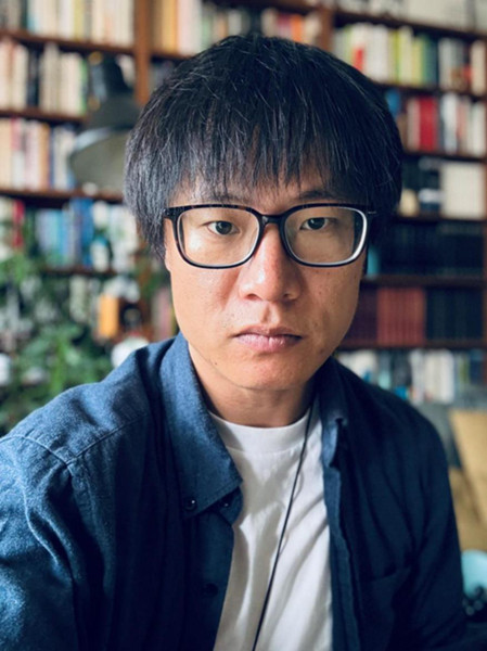 李晁，1986年生于湖南，現(xiàn)居貴陽。2007年發(fā)表小說，獲《上海文學(xué)》新人獎、紫金·人民文學(xué)之星獎、《作家》金短篇獎、華語青年作家獎、十月文學(xué)獎等，有小說入選收獲文學(xué)榜，出版小說集《霧中河》等三部。