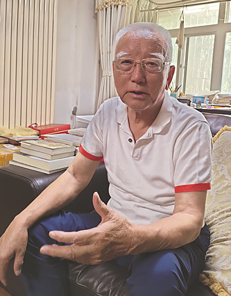 降邊嘉措 藏族，四川省甘孜藏族自治州巴塘縣人。1950年參加解放軍，經(jīng)歷了進(jìn)軍西藏、解放西藏的全過(guò)程。1956年到北京民族出版社，從事藏文翻譯和編輯出版工作，直到1980年。1980年報(bào)考中國(guó)社會(huì)科學(xué)院民族文學(xué)研究所并被錄取，后來(lái)主要從事《格薩爾》史詩(shī)研究和翻譯工作。曾出版《〈格薩爾〉初探》《〈格薩爾〉的歷史命運(yùn)》《〈格薩爾〉與藏族文化》《〈格薩爾〉論》等學(xué)術(shù)專著。主編有《格薩爾》藏文精選本（40卷、51冊(cè)）、《〈格薩爾〉大辭典》等。長(zhǎng)篇小說(shuō)《格桑梅朵》、報(bào)告文學(xué)《這里是紅軍走過(guò)的地方》分別獲得第一屆、第十一屆全國(guó)少數(shù)民族文學(xué)創(chuàng)作駿馬獎(jiǎng)。