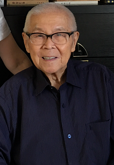 鈕驃，1933 年出生，國家級(jí)非物質(zhì)文化遺產(chǎn)項(xiàng)目京劇代表性傳承人。中國戲曲學(xué)院原副院長。