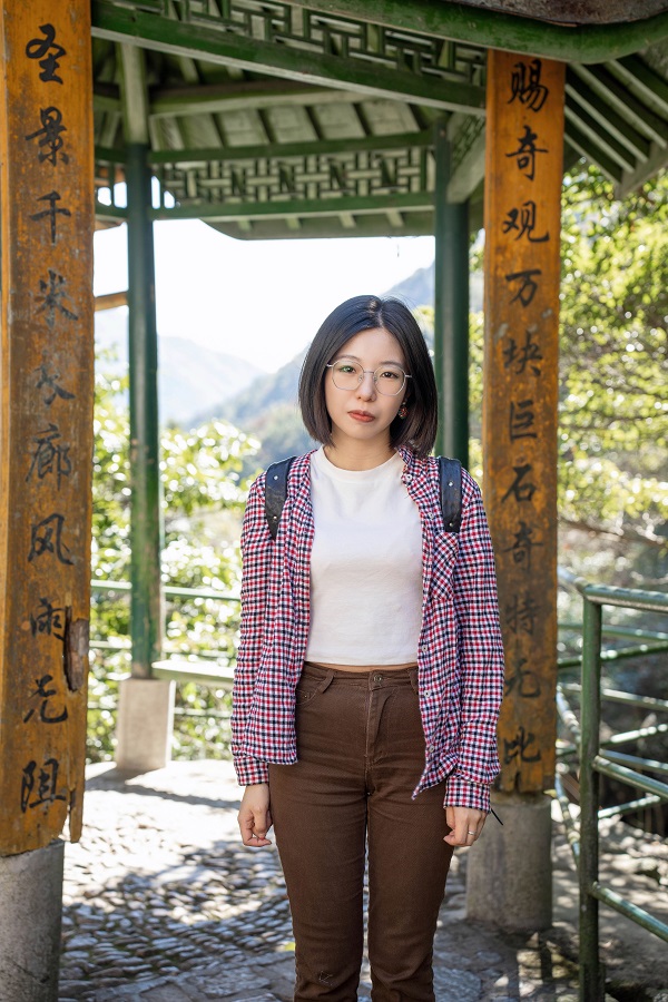 作家簡介 李姍姍，筆名三三，女，漢族，一九九一年出生，畢業(yè)于中國人民大學創(chuàng)造性寫作專業(yè)。作品發(fā)表于《人民文學》《收獲》等多家刊物，多有選載。曾獲2020年“鐘山之星”年度青年佳作獎、2021年度青花郎?人民文學獎新人獎、第七屆郁達夫小說獎短篇小說獎、首屆《靜?安》文學獎、紅棉文學獎小說主獎等獎項，入選王蒙青年作家支持計劃?年度特選作家（2022—2023）等。著有短篇小說集《晚春》《山頂上是?！贰抖砹_斯套娃》《離魂記》等四部。