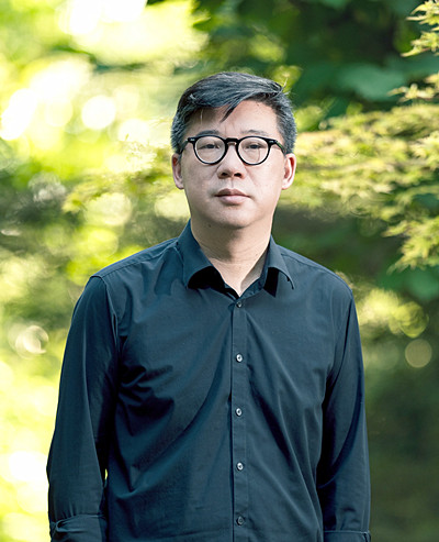 李修文，湖北省作家協(xié)會(huì)主席、武漢市文聯(lián)主席、武漢大學(xué)文學(xué)院教授，著有《猛虎下山》《詩(shī)來見我》《致江東父老》《山河袈裟》《滴淚痣》《捆綁上天堂》等