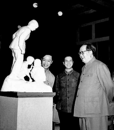 1955年，毛澤東主席參觀全國(guó)美展 呂厚民/攝 資料圖片