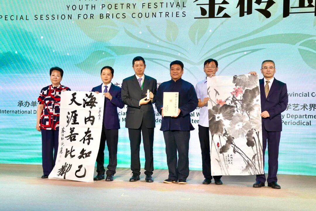 藝術(shù)家王臻、沈穎麗、繆宏波將現(xiàn)場創(chuàng)作的篆刻及書畫作品贈予國際青春詩會組委會