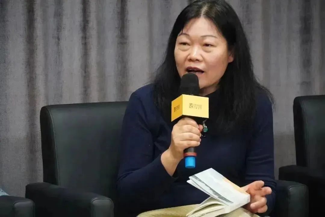 黃葒    南京大學(xué)外國語學(xué)院法語系教授，博士生導(dǎo)師，南京大學(xué)人文社會科學(xué)高級研究院兼職研究員，國際杜拉斯學(xué)會會員，中國法國文學(xué)研究會常務(wù)理事，中法語言文化比較研究會常務(wù)理事、江蘇省外文學(xué)會理事，江蘇省翻譯協(xié)會理事、南京翻譯家協(xié)會理事，南京作協(xié)理事。