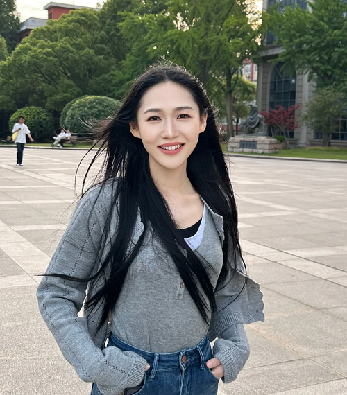 周燊，滿族，中國(guó)作家協(xié)會(huì)會(huì)員，藝術(shù)碩士、文學(xué)博士，從教于高校創(chuàng)意寫作和現(xiàn)當(dāng)代文藝研究等方向，曾獲第六屆山東省泰山文藝獎(jiǎng)（文學(xué)創(chuàng)作獎(jiǎng)）、復(fù)旦大學(xué)光華獎(jiǎng)等榮譽(yù)。