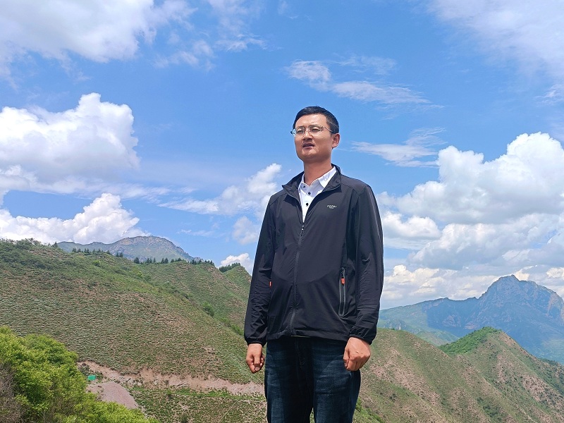丁海龍，男，漢族，筆名古月星空，甘肅臨潭人。中華詩詞學(xué)會會員、甘肅省作家協(xié)會會員、甘肅省詩詞學(xué)會會員、甘肅省楹聯(lián)學(xué)會會員。作品見于《中華詩詞》《中華辭賦》《甘肅黨建》等刊。出版詩集《虛塵》《流水集》。