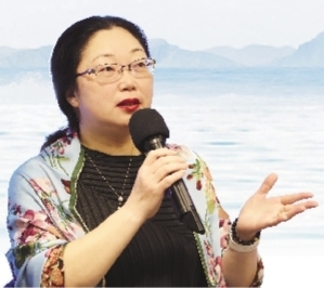 楊怡芬，浙江舟山人，魯迅文學(xué)院第13屆高研班學(xué)員。2002年開始寫作，在《人民文學(xué)》《十月》《花城》等發(fā)表小說百余萬字，出版中短篇小說集《披肩》、中篇小說集《追魚》、長篇小說《離觴》《海上繁花》等。