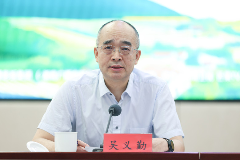 中國作協(xié)黨組成員、副主席、書記處書記吳義勤