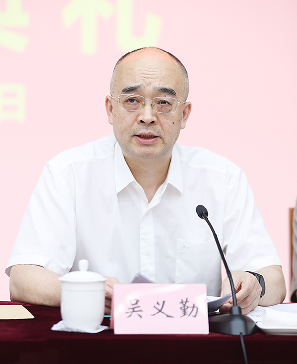 中國(guó)作協(xié)黨組成員、副主席、魯迅文學(xué)院院長(zhǎng)吳義勤講話