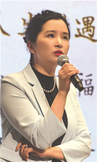 潘向黎，文學博士，上海作家協(xié)會副主席、專業(yè)作家。著有長篇小說《穿心蓮》，小說集《白水青菜》《十年杯》《輕觸微溫》《上海愛情浮世繪》等，專題隨筆集《茶可道》《梅邊消息》《古典的春水》《人間紅樓》等，共三十多種。獲魯迅文學獎短篇小說獎等