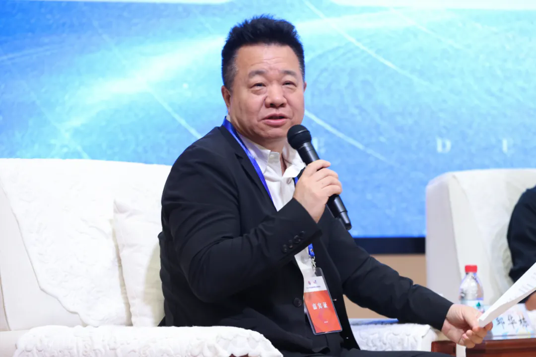 中國作協(xié)黨組成員、副主席、書記處書記邱華棟出席并主持論壇