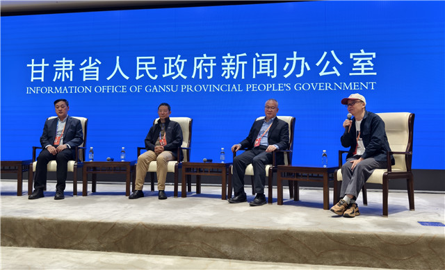 中山大學(xué)博導(dǎo)、教授，中國(guó)頂尖文學(xué)評(píng)論家謝有順，浙江文藝出版社常務(wù)副社長(zhǎng)，翻譯家曹元勇，北師大教授，詩(shī)人歐陽(yáng)江河，魯迅文學(xué)獎(jiǎng)獲得者、甘肅文聯(lián)副主席、作協(xié)主席葉舟回答記者提問(wèn)（攝影 澎湃新聞?dòng)浾?夏奕寧）