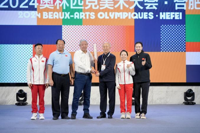 2-1中國書法大廈藝委會(huì)主任李士杰向奧林匹克博覽會(huì)贈(zèng)送《藝術(shù)讓奧林匹克更美》書法作品