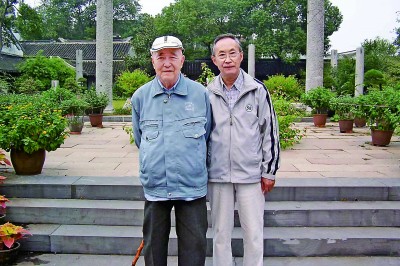 2005年10月，朱季海（左）與張洪鈞在蘇州雙塔寺。作者供圖