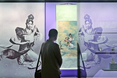 觀眾在北京恭王府博物館內(nèi)參觀梅蘭芳在京劇《天女散花》中的劇照（左）和徐悲鴻畫作《天女散花》（復(fù)制品）。新華社發(fā)