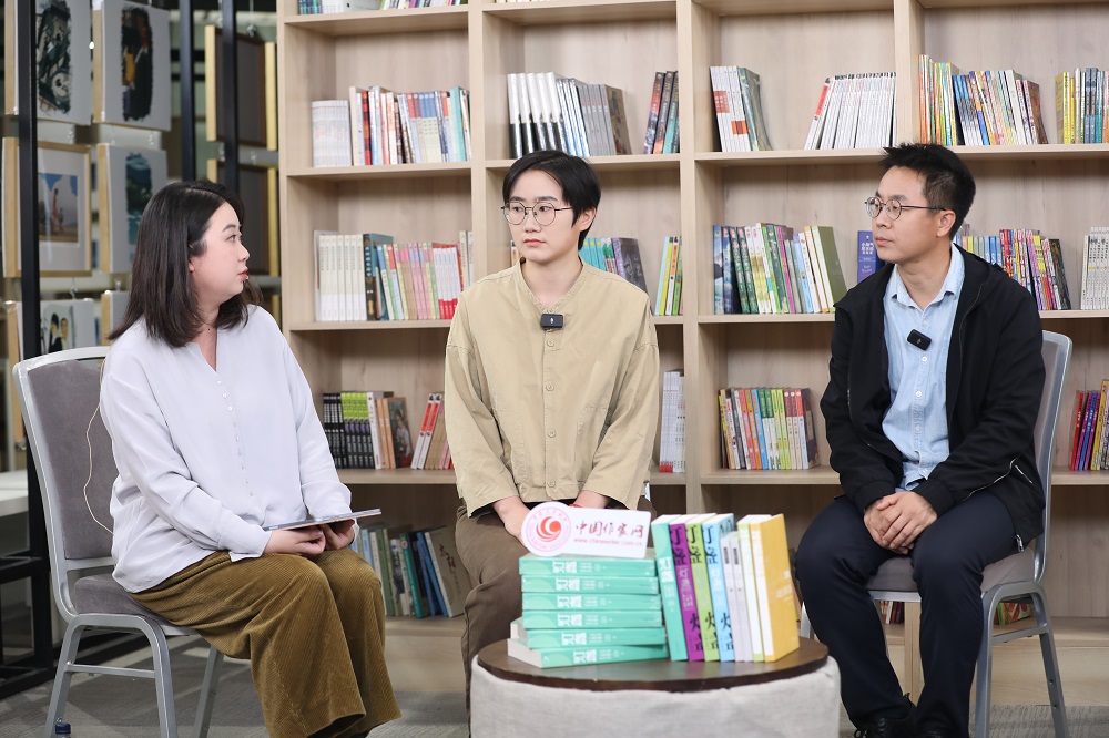 李嘯洋（右一）、康春華（右二）談素人寫作